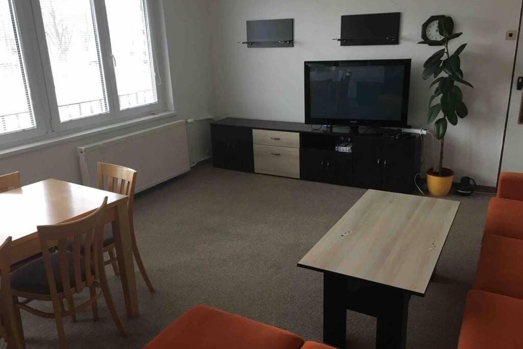 Family Apartment With Garden And Parking Spot เชสเกบูดิเยโจวิตเซ ภายนอก รูปภาพ