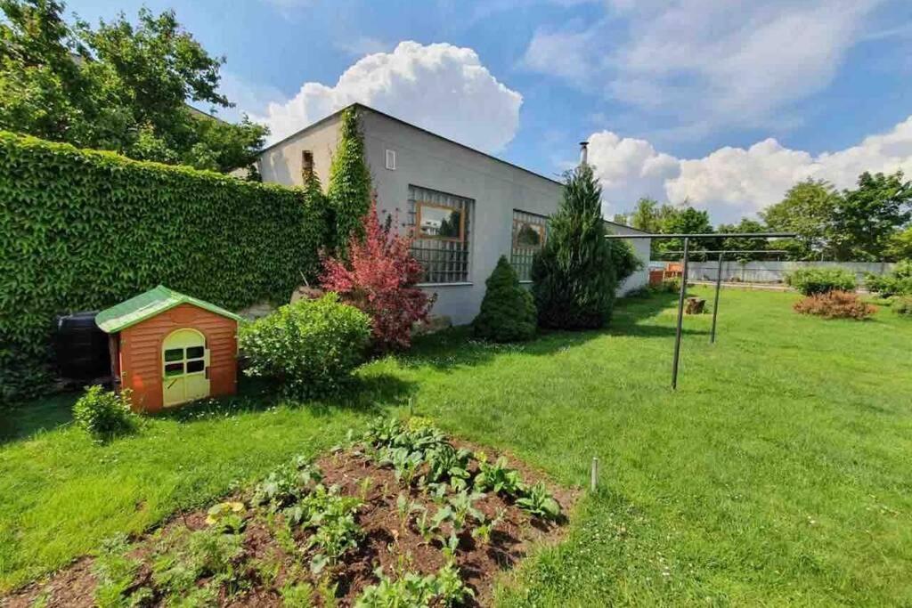 Family Apartment With Garden And Parking Spot เชสเกบูดิเยโจวิตเซ ภายนอก รูปภาพ