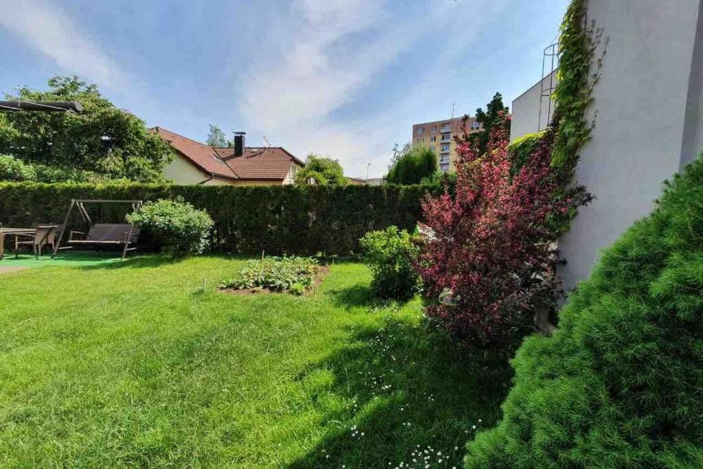 Family Apartment With Garden And Parking Spot เชสเกบูดิเยโจวิตเซ ภายนอก รูปภาพ
